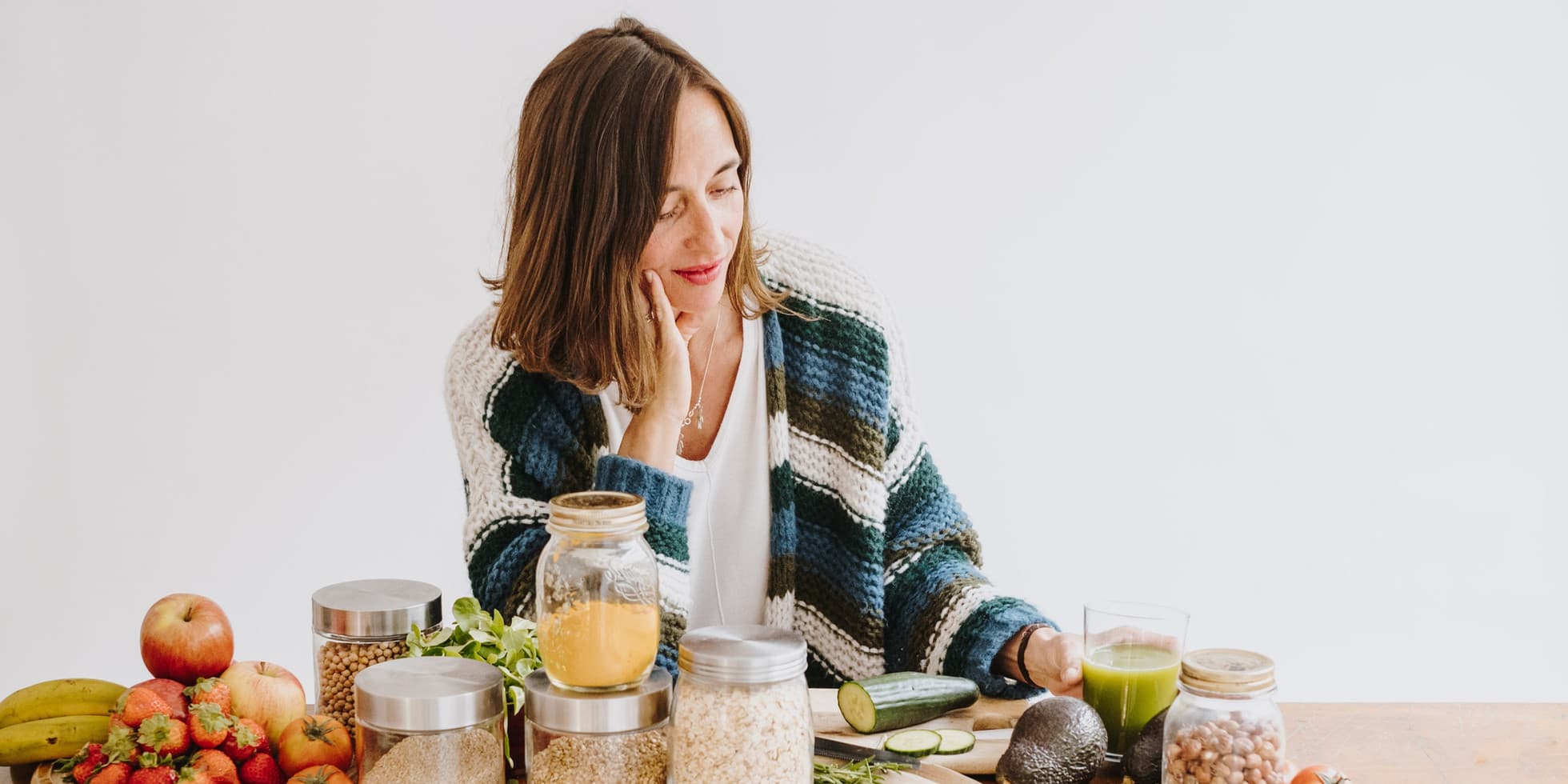 Mariana junto a alimentos frescos en su espacio de trabajo